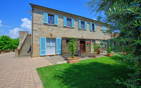 Villa Giare: Propriété, Maison, Bâtiment, Domicile, Immobilier, Architecture, Zone Résidentielle, Biens, Façade, Chalet