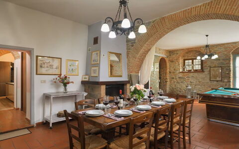 Villa Giare: Meubles, Design Intérieur, Mur, Table, Chaise, Plafond, Salle À Manger, Table Cuisine Et Salle A Manger, Bois, Sol