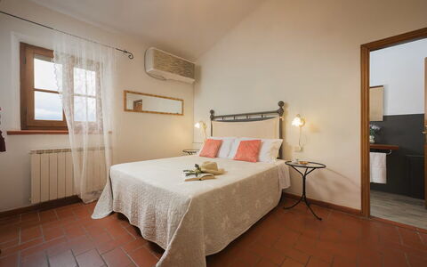 Villa Giare: Meubles, Design Intérieur, Mur, Lit, Sol, Sol, Chambre, Plafond, Bois, Pièce
