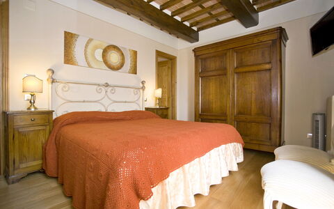 Nel Guasto: Chambre, Lit, Pièce, Meubles, Propriété, Drap De Lit, Design Intérieur, Cadre De Lit, Bâtiment, Plafond