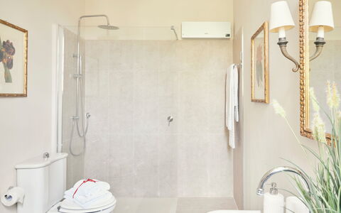 Villa Pedone: Propriété, Bâtiment, Luminaire Plomberie, Plante, Blanc, Robinet, Maison, Salle De Bains, Tete De Douche, Design Intérieur