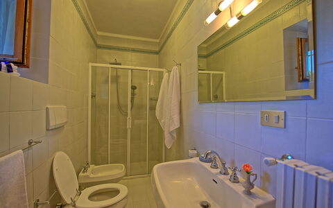 Villa Crispinino: Salle De Bains, Pièce, Propriété, Toilette, Luminaire Plomberie, Mur, Accessoire Salle De Bain, Lavabo, Design Intérieur, Bâtiment