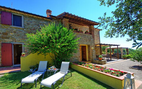 Villa Crispinino: Propriété, Maison, Bâtiment, Immobilier, Domicile, Cour, Arrière-Cour, Zone Résidentielle, Herbe, Jardin