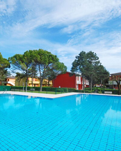 Villaggio Azzurro: L'Eau, Ciel, Nuage, Plante, Propriété, Piscine, Bleu, Arbre, Bâtiment, Plan D'Eau
