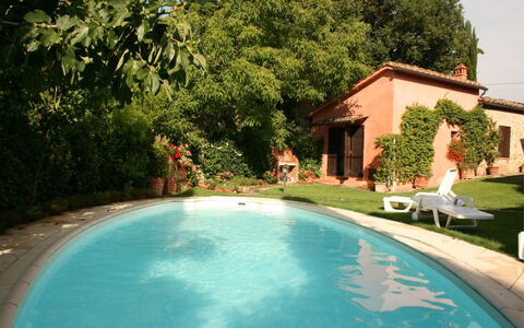Casa Rosada: L'Eau, Plante, Propriété, Bâtiment, Vert, Bleu Azur, Arbre, Piscine, Ombre, Plan D'Eau