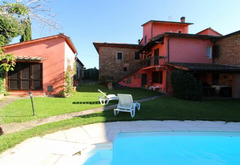 Casa Rosada: Ciel, Plante, Bâtiment, Propriété, Fenêtre, L'Eau, Maison, Piscine, Ombre, Mobilier De Jardin
