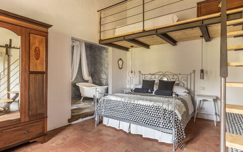 Villa Castiglione: Meubles, Design Intérieur, Sol, Chambre, Lit, Sol, Bois, Plafond, Pièce, Éclairage