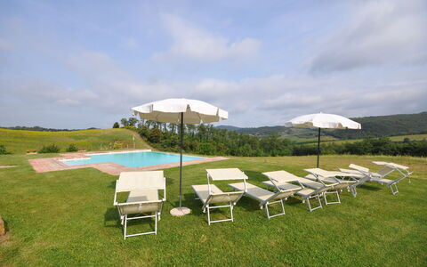 Villa Gaeta: Propriété, Table, Ciel, Immobilier, Meubles, Herbe, Maison, Chaise Pliante, Arbre, Biens