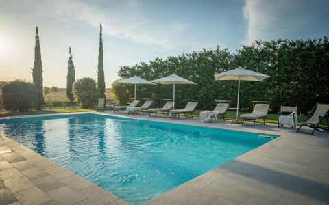 Villa Cassia: Piscine, Propriété, Loisir, Bâtiment, Immobilier, Vacances, Maison, Recours, Ciel, Arbre