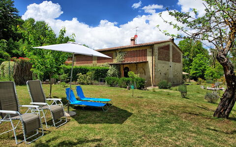 Villa Diletta: Propriété, Arrière-Cour, Maison, Cour, Bâtiment, Immobilier, Arbre, Herbe, Domicile, Zone Rurale