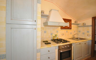 Talamone 1: Propriété, Pièce, Cuisine, Cabinetry, Comptoir, Meubles, Maison, Bâtiment, Design Intérieur, Sol