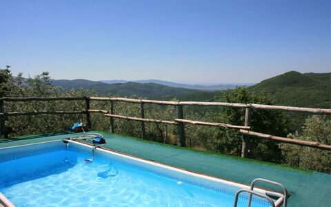 La Casina del Bosco: L'Eau, Ciel, Ressources En Eau, Propriété, Bleu, Piscine, Bleu Azur, Plante, Clôture, Montagne