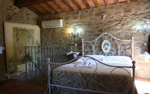 La Casina del Bosco: Chambre, Pièce, Propriété, Cadre De Lit, Lit, Bâtiment, Meubles, Design Intérieur, Maison, Drap De Lit