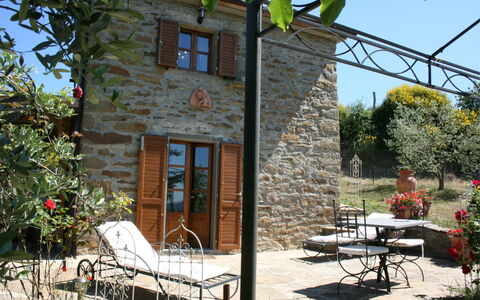 La Casina del Bosco: Plante, Bâtiment, Meubles, Propriété, Table, Fenêtre, Chaise, Ombre, Chalet, Mobilier De Jardin