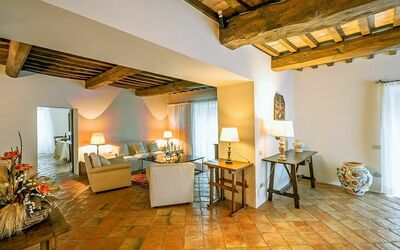 Bastia 1 - Ginestre: Pièce, Propriété, Bâtiment, Design Intérieur, Salon, Sol, Meubles, Plafond, Maison, Jaune