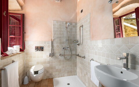 Villa Ferdinando: Luminaire Plomberie, Mur, Salle De Bains, Sol, Sol, Évier, Robinet, Lavabo, Plomberie, Design Intérieur