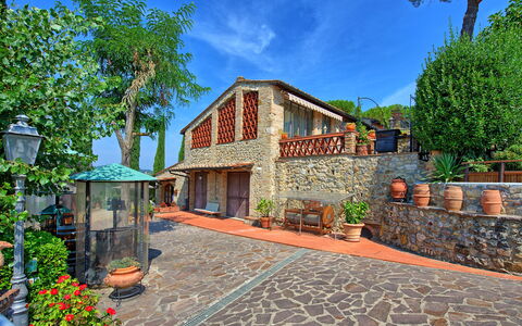Poggiluglio: Propriété, Domicile, Bâtiment, Immobilier, Maison, Biens, Zone Résidentielle, Pavé, Aménagement Paysager, Arbre