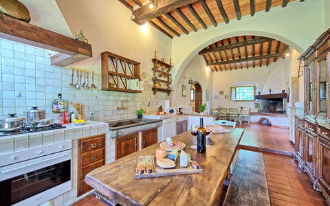 Villa Campogialli: Propriété, Pièce, Bâtiment, Comptoir, Design Intérieur, Cuisine, Immobilier, Plafond, Biens, Maison