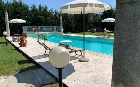 Villa Quattro Mori: L'Eau, Meubles, Table, Piscine, Plante, Rectangle, Ombre, Chaise, Bleu Azur, Mobilier De Jardin