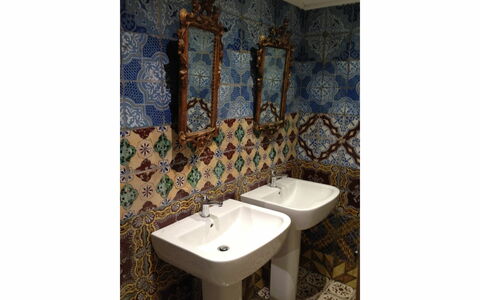 Villa Quattro Mori: Propriété, Pièce, Salle De Bains, Lavabo, Tuile, Mur, Bidet, Design Intérieur, Luminaire Plomberie, Céramique