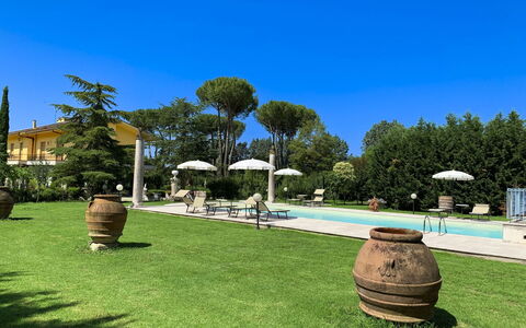 Villa Quattro Mori: Jardin, Pelouse, Aménagement Paysager, Ombre, Mobilier De Jardin, Parc, Hacienda, Biens, Cour, Eco Hôtel