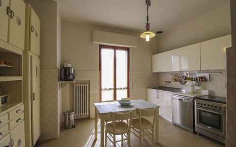 Villa Quattro Mori: Sol, Bois, Design Intérieur, Meubles, Cuisine, Sol, Cabinetry, Comptoir, Plafond, Placard