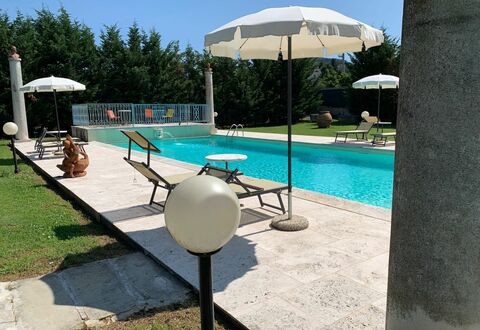 Villa Quattro Mori: L'Eau, Meubles, Table, Piscine, Plante, Rectangle, Ombre, Chaise, Bleu Azur, Mobilier De Jardin