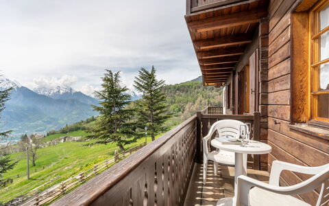 Sarre 350: Nuage, Ciel, Plante, Bâtiment, Montagne, Fenêtre, Arbre, Bois, Porche, Maison