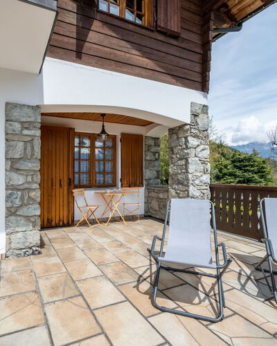 Sarre 350: Bâtiment, Propriété, Ciel, Fenêtre, Nuage, Plante, Bois, Éclairage, Ombre, Chaise