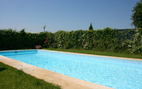 Casa Clementina: L'Eau, Plante, Ciel, Piscine, Rectangle, Lot Terre, Ombre, Herbe, Arbre, Loisir