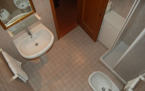 Appartamento Beatrice: Toilette, Tuile, Propriété, Sol, Salle De Bains, Pièce, Dur, Siège De Toilette, Luminaire Plomberie, Bidet