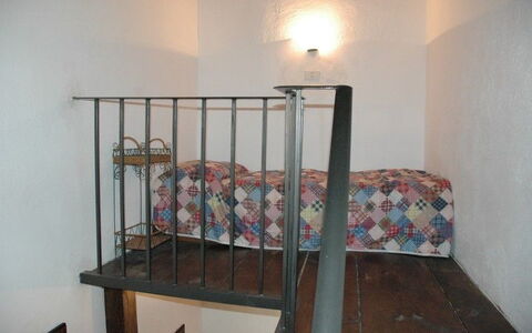 Appartamento Beatrice: Produit, Propriété, Pièce, Balustrade, Meubles, Le Fer, Lit, Maison, Escaliers, Métal