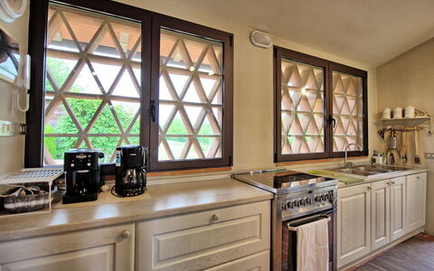 Casa Ovile: Comptoir, Cabinetry, Propriété, Fenêtre, Appareil De Cuisine, Bâtiment, Cuisine, Bois, Cuisinière, Tiroir