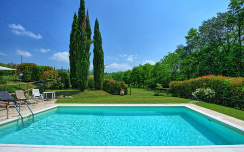 Casa Ovile: L'Eau, Plante, Ciel, Jour, Nuage, Propriété, Piscine, Vert, Bleu Azur, Arbre