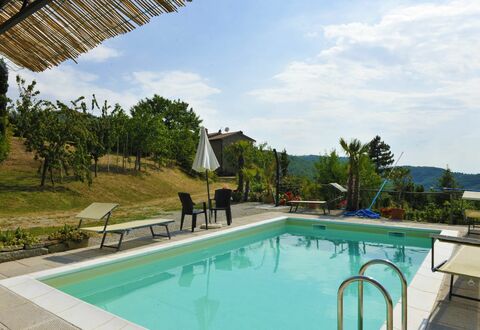 Casetta i Ciliegi: L'Eau, Nuage, Ciel, Plante, Propriété, Piscine, Bâtiment, Bleu Azur, Arbre, Ombre