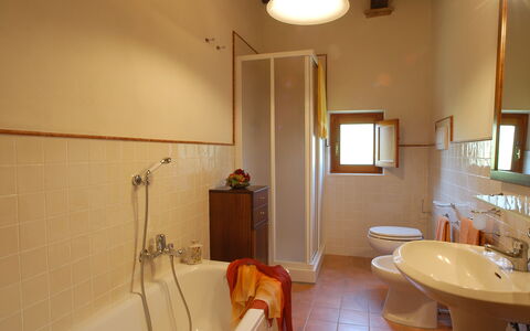 La Valle: Salle De Bains, Pièce, Propriété, Bâtiment, Design Intérieur, Luminaire Plomberie, Lavabo, Maison, Immobilier, Architecture