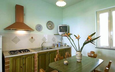 Casa Ulivi 1: Pièce, Propriété, Meubles, Maison, Bâtiment, Design Intérieur, Cuisine, Sol, Domicile, Table