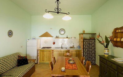 Casa Ulivi 2: Pièce, Propriété, Design Intérieur, Meubles, Plafond, Bâtiment, Mur, Jaune, Salle À Manger, Maison