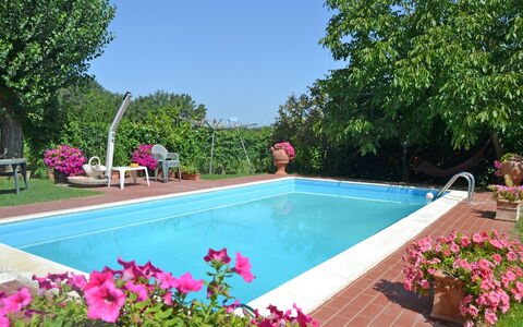 Casa Laura: Piscine, Propriété, Arrière-Cour, Immobilier, Maison, Cour, Loisir, Bâtiment, Domicile, Aménagement Paysager