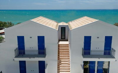 Dolce Mare: Propriété, Maison, Domicile, Architecture, Immobilier, Bâtiment, Toit, Ciel, Façade, Vacances