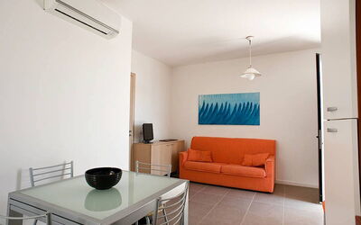 Dolce Mare 2: Pièce, Propriété, Design Intérieur, Meubles, Bâtiment, Immobilier, Maison, Table, Salon, Plafond