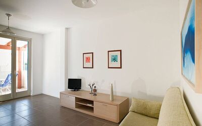 Dolce Mare 5: Pièce, Propriété, Design Intérieur, Meubles, Bâtiment, Maison, Sol, Salon, Table, Mur