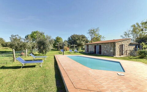 Funghi 1: L'Eau, Ciel, Propriété, Plante, Piscine, Arbre, Ombre, Bâtiment, Lot Terre, Herbe