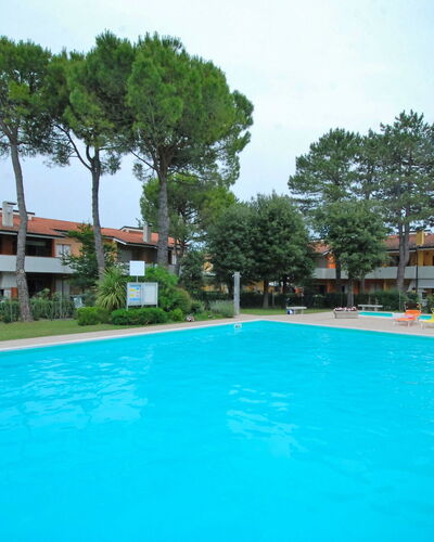 Villaggio Nautilus: L'Eau, Ciel, Plante, Propriété, Bâtiment, Piscine, Bleu Azur, Arbre, Ombre, Plan D'Eau