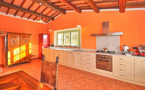 Villa Noceta: Propriété, Pièce, Orange, Bâtiment, Meubles, Plafond, Cuisine, Domicile, Design Intérieur, Maison