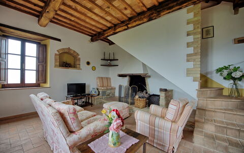 Villa Montalcino: Propriété, Pièce, Bâtiment, Salon, Maison, Design Intérieur, Meubles, Plafond, Immobilier, Grenier