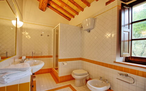 Villa Montalcino: Salle De Bains, Pièce, Propriété, Bâtiment, Maison, Design Intérieur, Immobilier, Architecture, Meubles, Baignoire