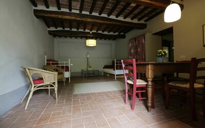 Grey: Propriété, Bâtiment, Pièce, Sol, Meubles, Maison, Design Intérieur, Grenier