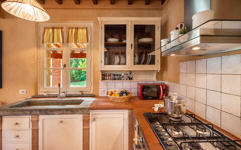 Le Vigne 6: Comptoir, Cabinetry, Propriété, Evier, Évier, Cuisine, Cuisinière, Robinet, Gaz Poele, Bois