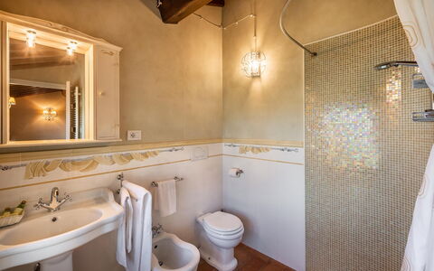 Le Vigne 6: Marron, Miroir, Luminaire Plomberie, Propriété, Évier, Robinet, Lavabo, Salle De Bains, Design Intérieur, Bois